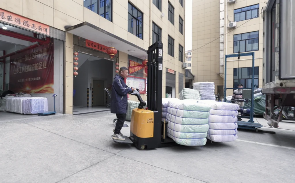 Packing and loading bay with retail-ready cartons
