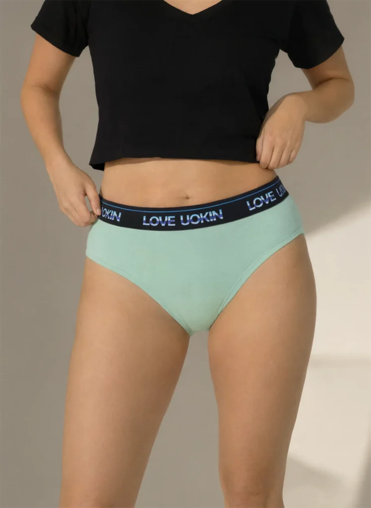 Detalle de la braguita brasileña de algodón con cinta de logo NB5221 en azul marino